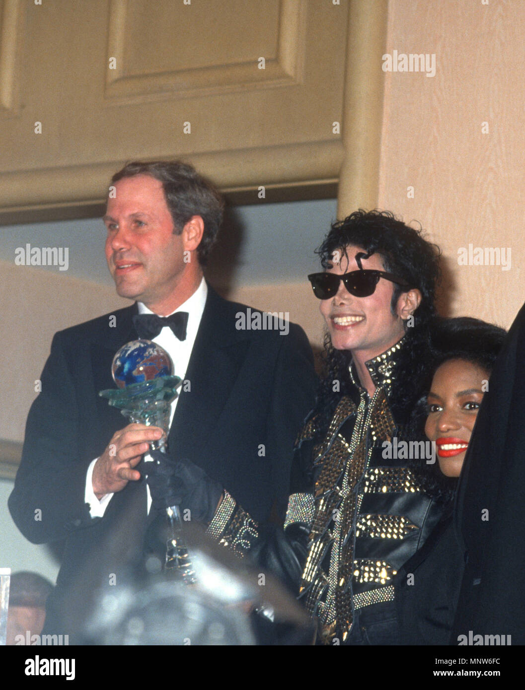 CENTURY CITY, CA - le 14 septembre : (L-R) Président-directeur général de  la société Walt Disney Michael Eisner et chanteur Michael Jackson à  l'honneur de l'événement Michael Jackson avec '1990 Bon Scout