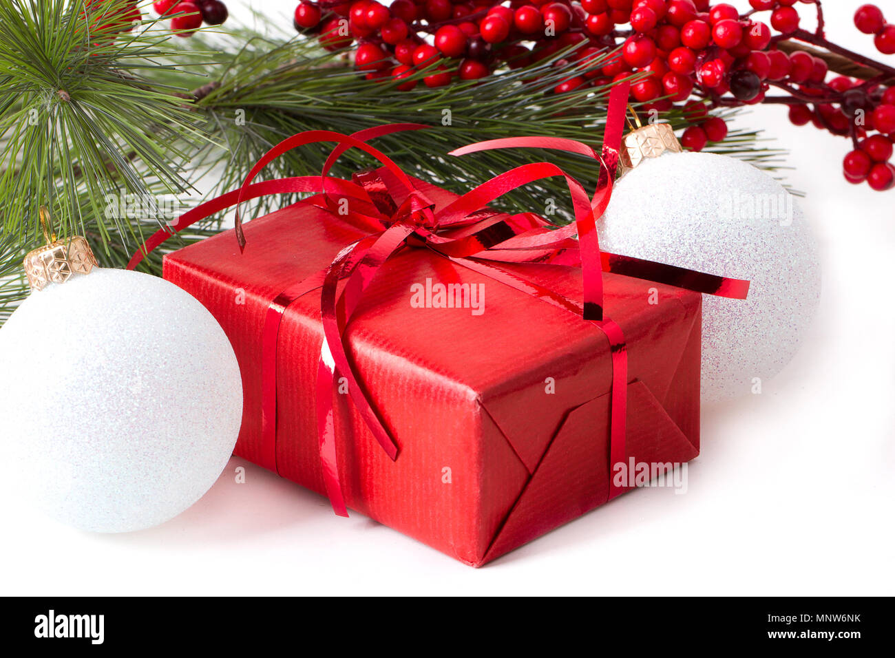 Cadeau de Noël avec la branche firtree rouge Banque D'Images