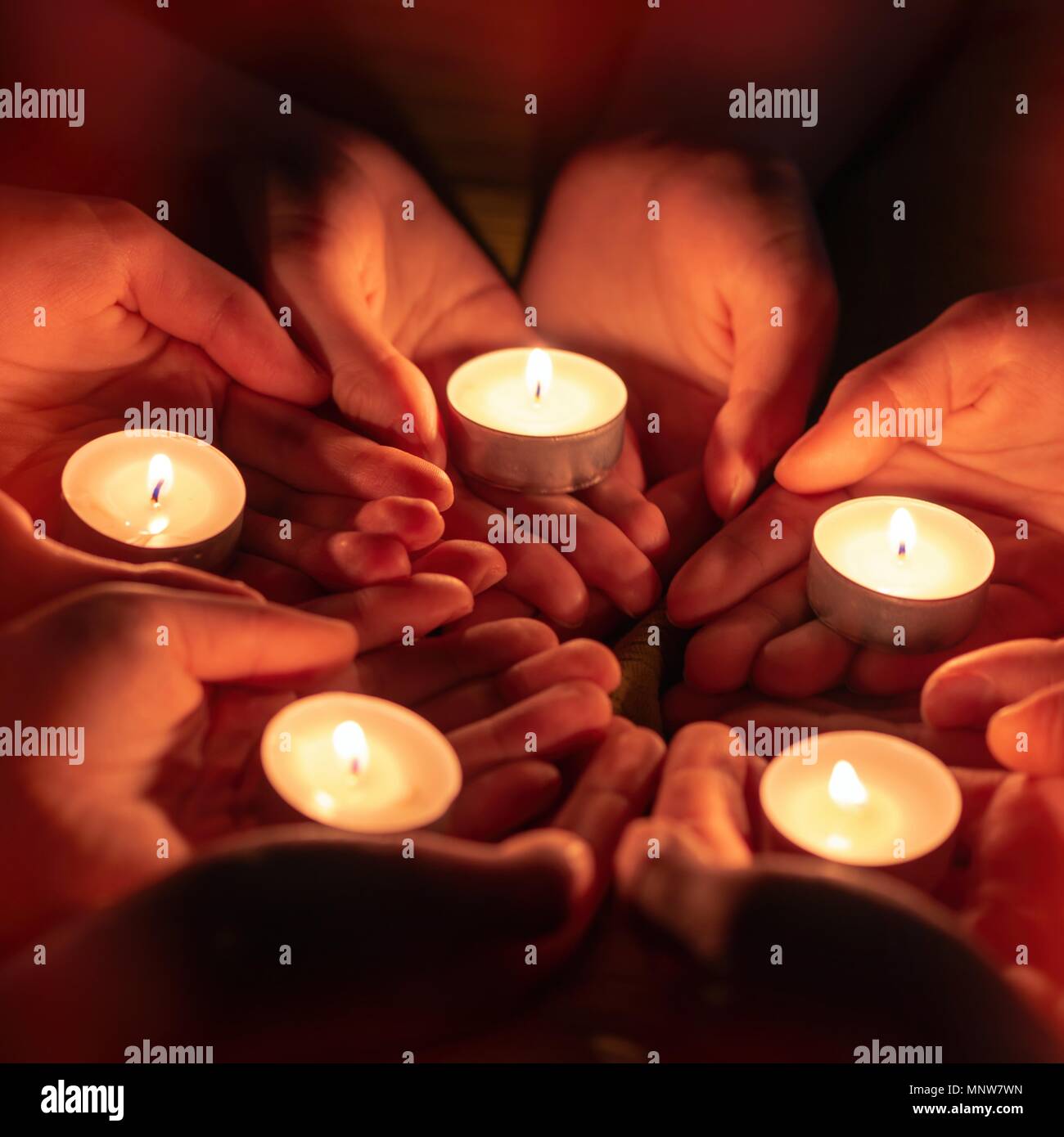 La prière avec des bougies dans les mains Photo Stock - Alamy