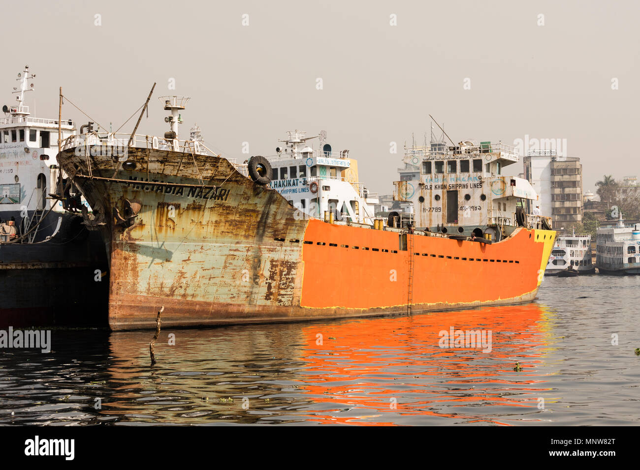 Dhaka, Bangladesh, le 24 février 2017 à Dhaka, Bangladesh, chantier naval : où sur un navire à la protection contre la rouille orange a été appliquée Banque D'Images