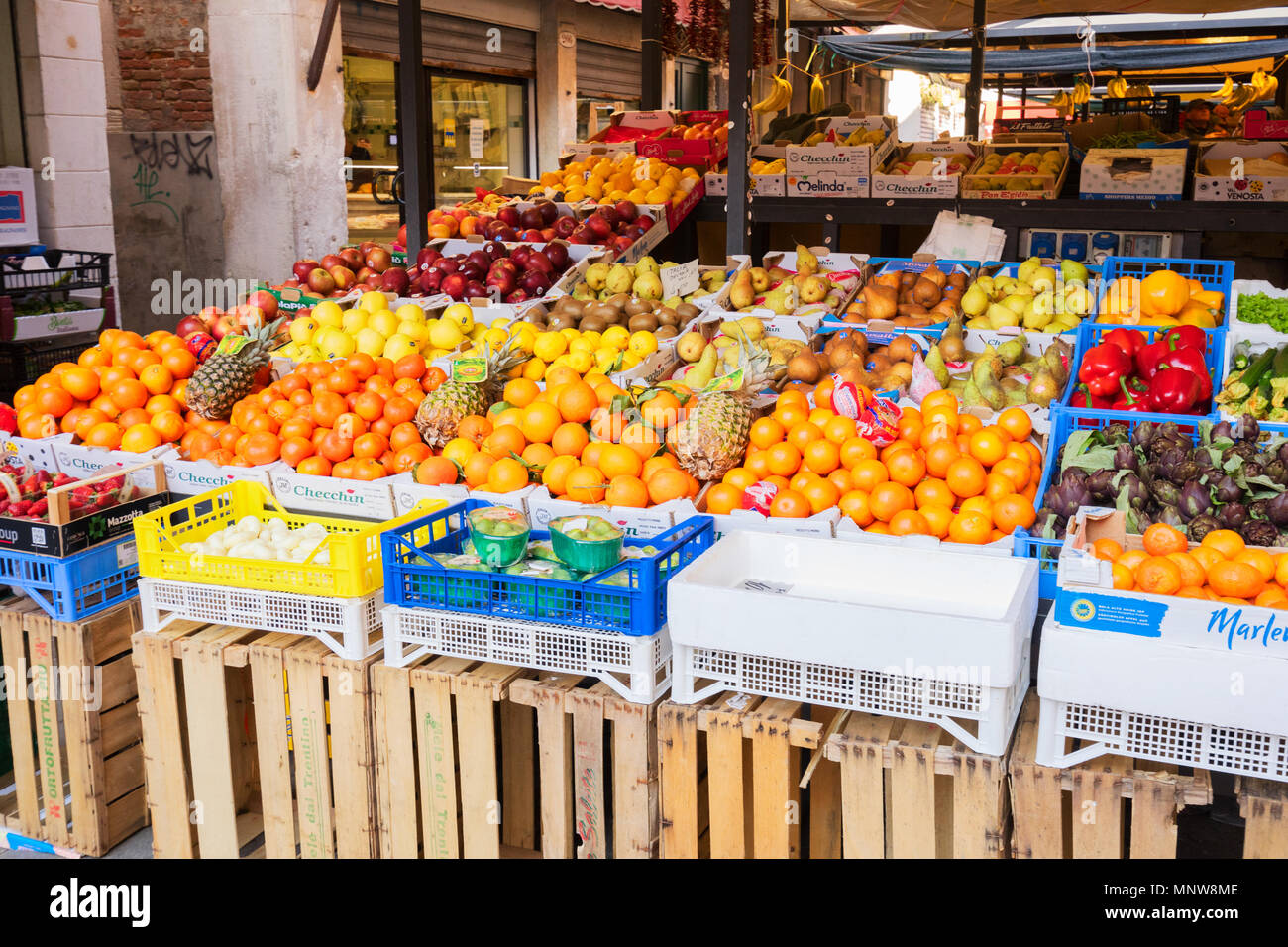 Venise, Italie - 23 mars 2018 : marché de produits vénitiens, shopping stand avec friuts à Venise, Italie Le 23 mars 2018 Banque D'Images