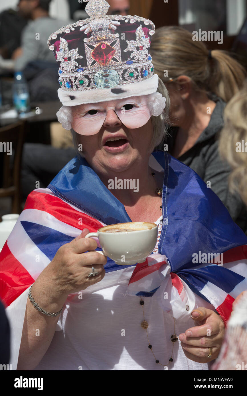 Photo datée du 19 mai montre les foules à la mariage du prince Harry et Meghan Markle à Windsor, le prince Harry et Meghan Markle ont été déclarés mari et femme, à la suite d'une cérémonie au Château de Windsor. Le couple à un échange de voeux et de sonneries avant que la reine et 600 personnes à la Chapelle St George. Porte une robe par le designer britannique Clare Waight Keller, Mme Markle a été accueilli par le Prince Charles, qui marchait dans l'allée. Après leur mariage, le couple sera connu comme le duc et la duchesse de Cambridge. Banque D'Images