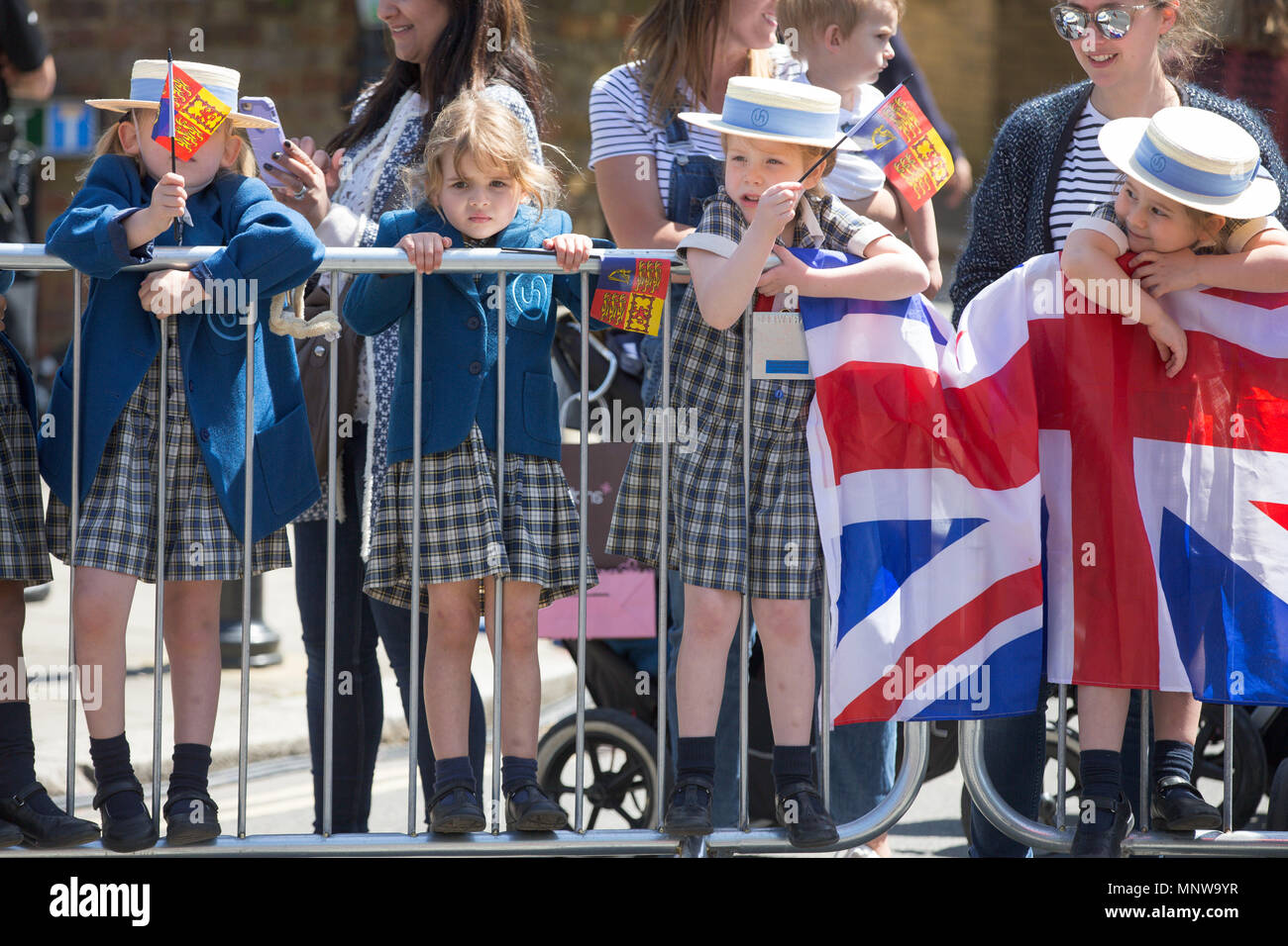 Photo datée du 19 mai montre les foules à la mariage du prince Harry et Meghan Markle à Windsor, le prince Harry et Meghan Markle ont été déclarés mari et femme, à la suite d'une cérémonie au Château de Windsor. Le couple à un échange de voeux et de sonneries avant que la reine et 600 personnes à la Chapelle St George. Porte une robe par le designer britannique Clare Waight Keller, Mme Markle a été accueilli par le Prince Charles, qui marchait dans l'allée. Après leur mariage, le couple sera connu comme le duc et la duchesse de Cambridge. Banque D'Images