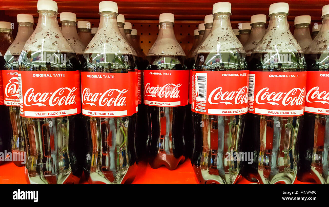 BANGKOK, THAÏLANDE - 14 décembre 2017 : les bouteilles en plastique de Coca Cola, une boisson gazeuse produite par The Coca-Cola Company est l'affichage sur la tablette Banque D'Images