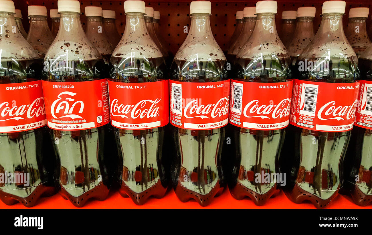 BANGKOK, THAÏLANDE - 14 décembre 2017 : les bouteilles en plastique de Coca Cola, une boisson gazeuse produite par The Coca-Cola Company est l'affichage sur la tablette Banque D'Images