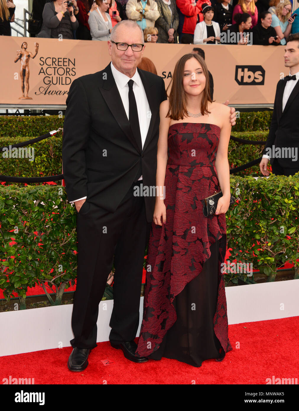 Ed O Neill, Sophia O Neill 340 à la 22e Ann. Les guildes d'acteurs SAG Awards 2016 ( ) Au Shrine Auditorium à Los Angeles. 30 janvier, 2016.Ed O Neill, Sophia O Neill 340 ------------- Red Carpet Event, Vertical, USA, Cinéma, Célébrités, photographie, Bestof, Arts, Culture et divertissement, Célébrités Topix fashion / Vertical, Best of, événement dans la vie d'Hollywood, Californie - Tapis rouge et en backstage, USA, Cinéma, Célébrités, cinéma, télévision, Célébrités célébrités musique, photographie, Arts et culture, Bestof, divertissement, Topix, verticale de la famille de th Banque D'Images