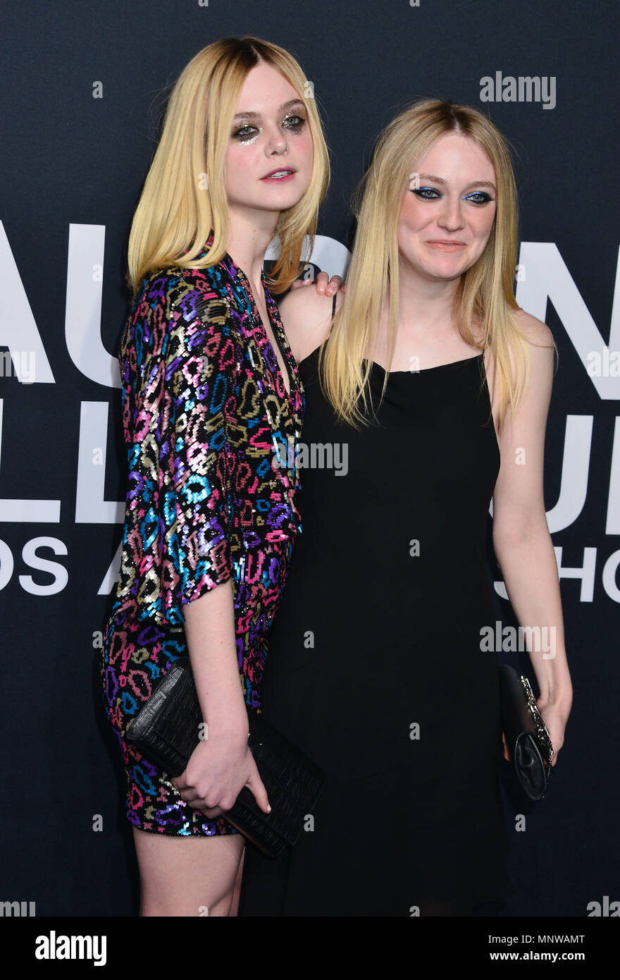 Elle Fanning, Dakota Fanning 107 au 'Saint Laurent Au Palladium" à Los Angeles. 10 février 2016.Elle Fanning, Dakota Fanning 107 ------------- Red Carpet Event, Vertical, USA, Cinéma, Célébrités, photographie, Bestof, Arts, Culture et divertissement, Célébrités Topix fashion / Vertical, Best of, événement dans la vie d'Hollywood, Californie - Tapis rouge et en backstage, USA, Cinéma, Célébrités, cinéma, télévision, Célébrités célébrités musique, photographie, Arts et culture, Bestof, divertissement, Topix, verticale de la famille de l'année , 2016, enquête tsuni@Gamma-USA. Banque D'Images