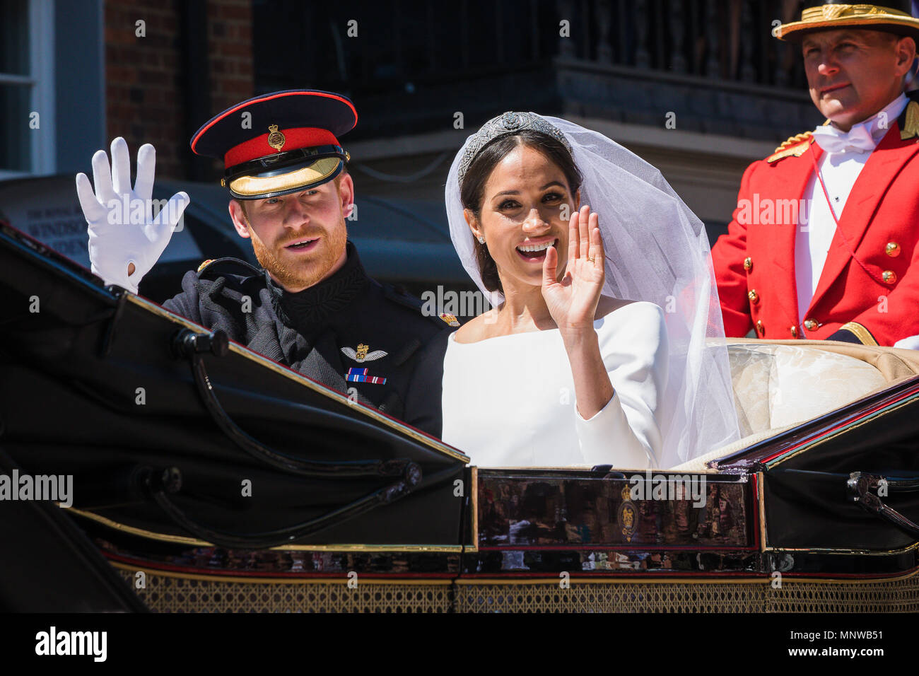 Windsor, Royaume-Uni, 19 mai 2018. Le prince Harry et son épouse Meghan Markle ride dans les rues de Windsor dans un état Landau accueillis par des foules immenses acclamations et agitaient des drapeaux à la suite de leur mariage à la Chapelle St Georges. Avant de retourner au château de Windsor pour leur réception de mariage. Ils seront maintenant savoir que le duc et la duchesse de Sussex Banque D'Images