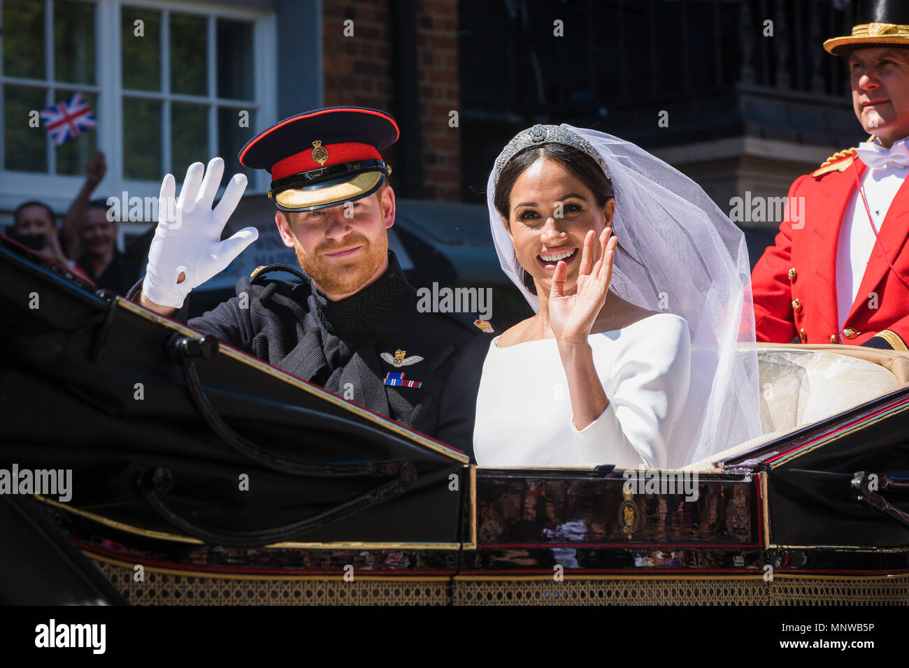 Windsor, Royaume-Uni, 19 mai 2018. Le prince Harry et son épouse Meghan Markle ride dans les rues de Windsor dans un état Landau accueillis par des foules immenses acclamations et agitaient des drapeaux à la suite de leur mariage à la Chapelle St Georges. Avant de retourner au château de Windsor pour leur réception de mariage. Ils seront maintenant savoir que le duc et la duchesse de Sussex Banque D'Images