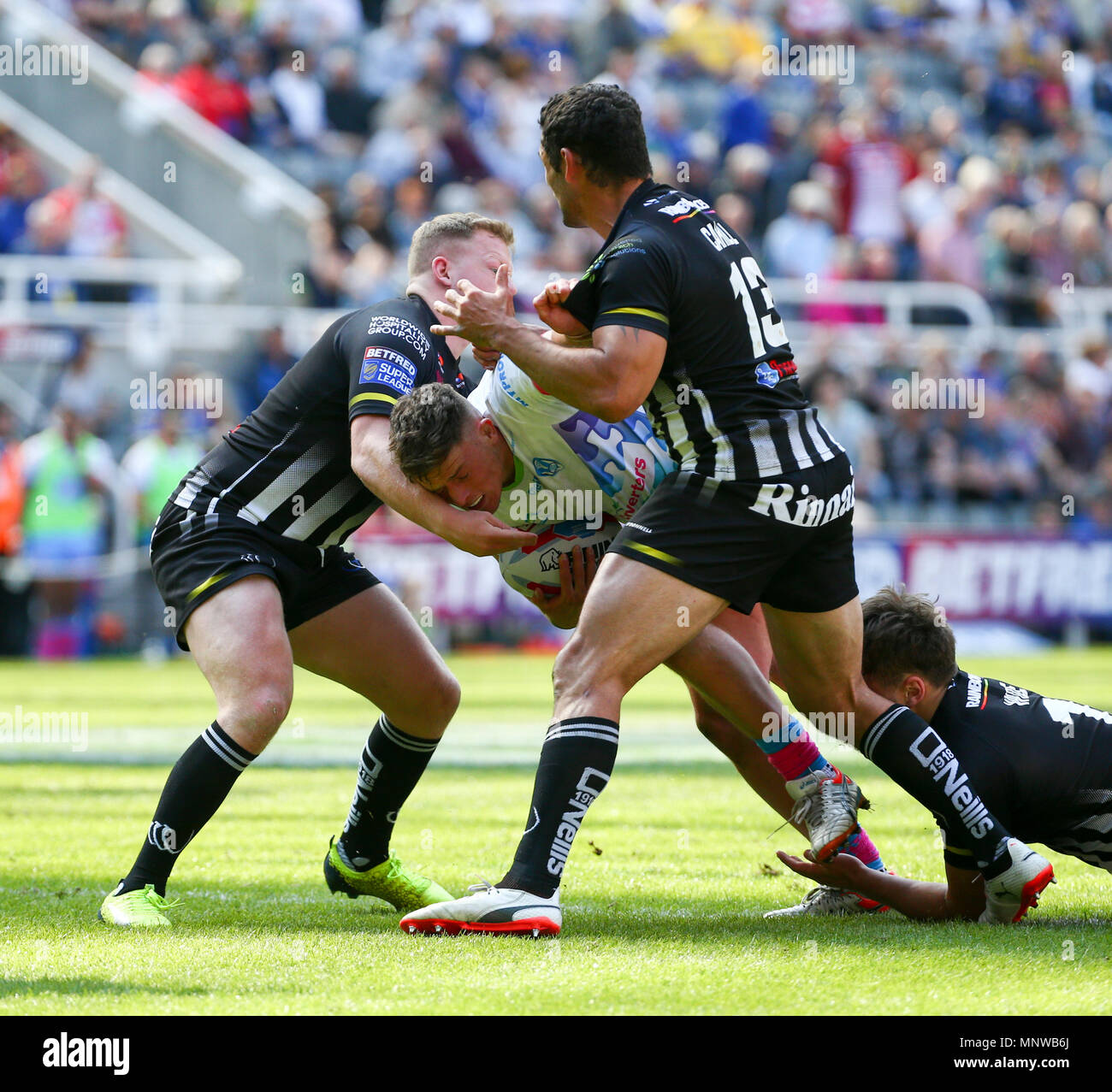 St James Park, Newcastle, Royaume-Uni. 19 mai, 2018. Week-end magique Dacia de Rugby League ; Widnes Vikings contre St Helens ; Morgan Knowles de St Helens est abordé par la Jordanie Hep Johnstone Cahill et Sam Wilde de Widnes Vikings Credit : Action Plus Sport/Alamy Live News Banque D'Images