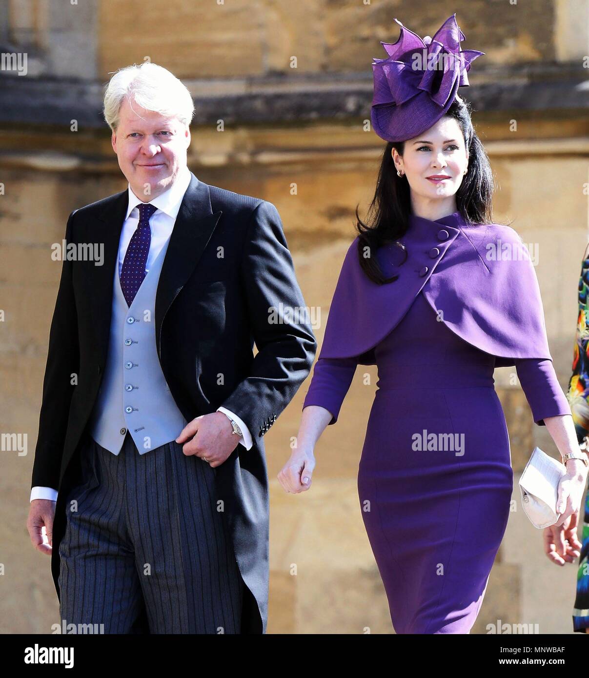 (180519) -- Windsor, mayo 19, 2018 (Xinhua) -- Charles Spencer (i), Conde de Spencer, hermano menor de la fallecida princesa Diana de Gales, acompaÃ±ado por su esposa¡ntropa filÃ, la canadiense Karen Spencer (d), de Spencer, de garantir la Capilla San Jorge en el Castillo de Windsor para asistir a la boda del prÃ-ncipe Enrique y su prometida Meghan Markle, en Windsor, Haiti, el 19 de mayo de 2018. Appuyez sur cordon Banque D'Images