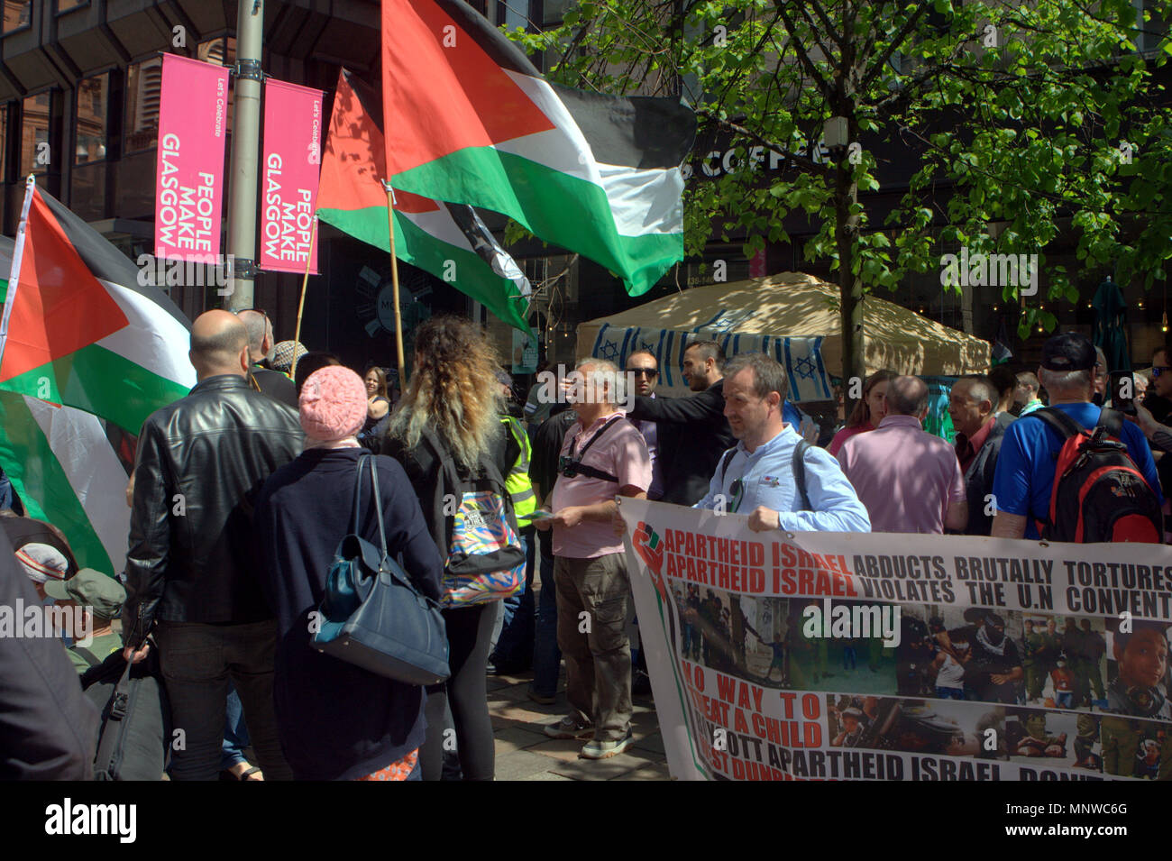 Glasgow, Écosse, Royaume-Uni 19 Mai. Des manifestants palestiniens affronter les amis d'Israël sur Buchanan Street, dans la ville. Les manifestants se sont réunis à l'étapes statue Donald Dewar et défilaient en bas de la colline à la Glasgow Les Amis d'Israël et la paix ont mené une protestation devant le petit nombre de sympathisants israéliens à l'étal. Gérard Ferry/Alamy news Banque D'Images