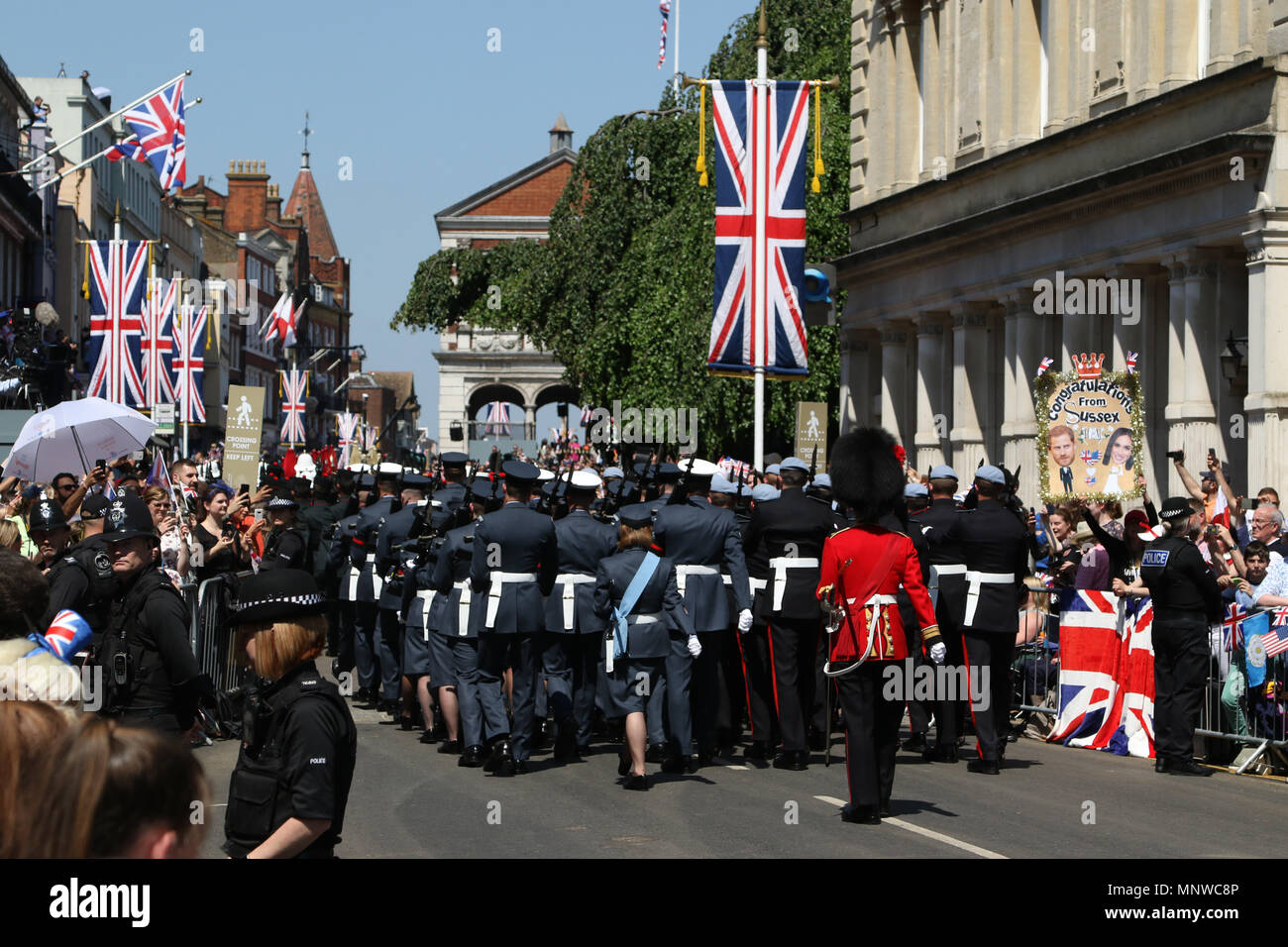 Windsor, Royaume-Uni, 19 mai 2018. Les membres des Forces armées font leur chemin à la chapelle. Mariage Royal de Son Altesse Royale le prince Harry (Pays de Galles) et Meghan Markle, Windsor, Berkshire, le 19 mai 2018. Crédit : Paul Marriott/Alamy Live News Banque D'Images