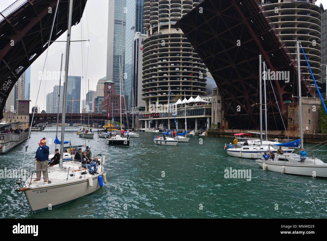 Chicago Illinois USA, 19 mai 2018 : Le centre-ville de ponts sont soulevées pour laisser passer les voiliers lors de la course de bateau de printemps au lac Michigan. C'est le dernier week-end avant le long week-end du Memorial Day où les plaisanciers peuvent déplacer leurs bateaux sur la rivière Chicago et à leur port. Credit : D Guest Smith/Alamy Live News Banque D'Images