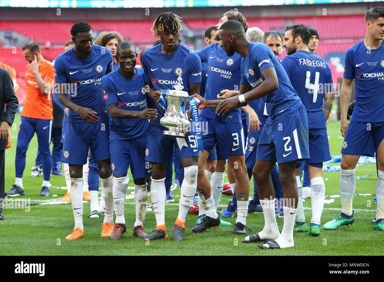 Trevoh Chalobah de Chelsea avec le trophée à la fin de la finale de la FA Cup match entre Chelsea et Manchester United au stade de Wembley, le 19 mai 2018 à Londres, en Angleterre. (Photo prise par Paul Chesterton/phcimages.com) Banque D'Images