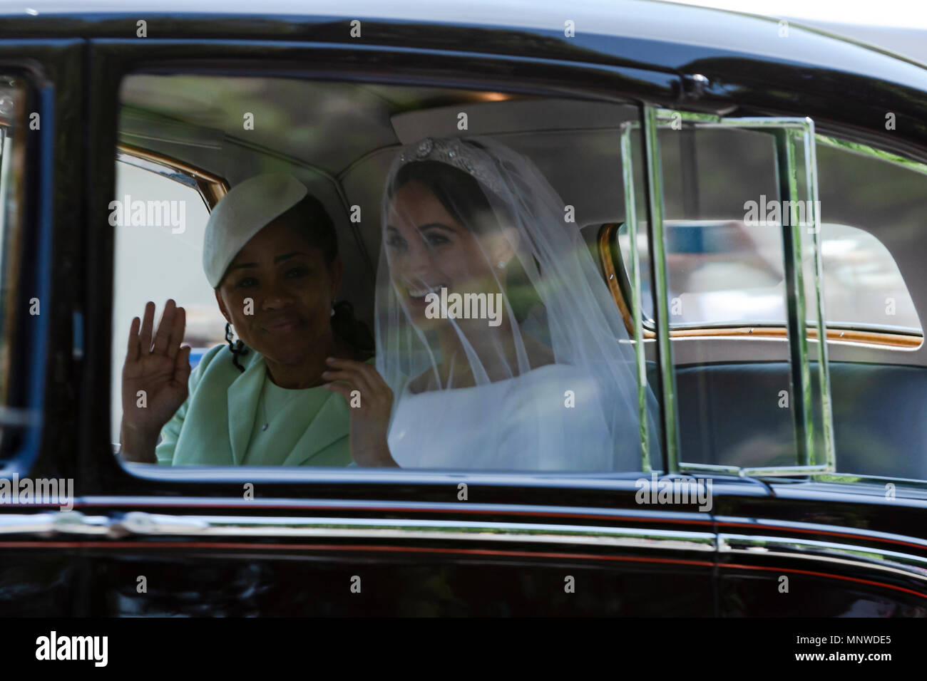 Meghan Markle avec sa mère, sur la façon d'être marié à prince Harry, dans le château de Windsor, en Grande-Bretagne en 2018, souriant et heureux Banque D'Images