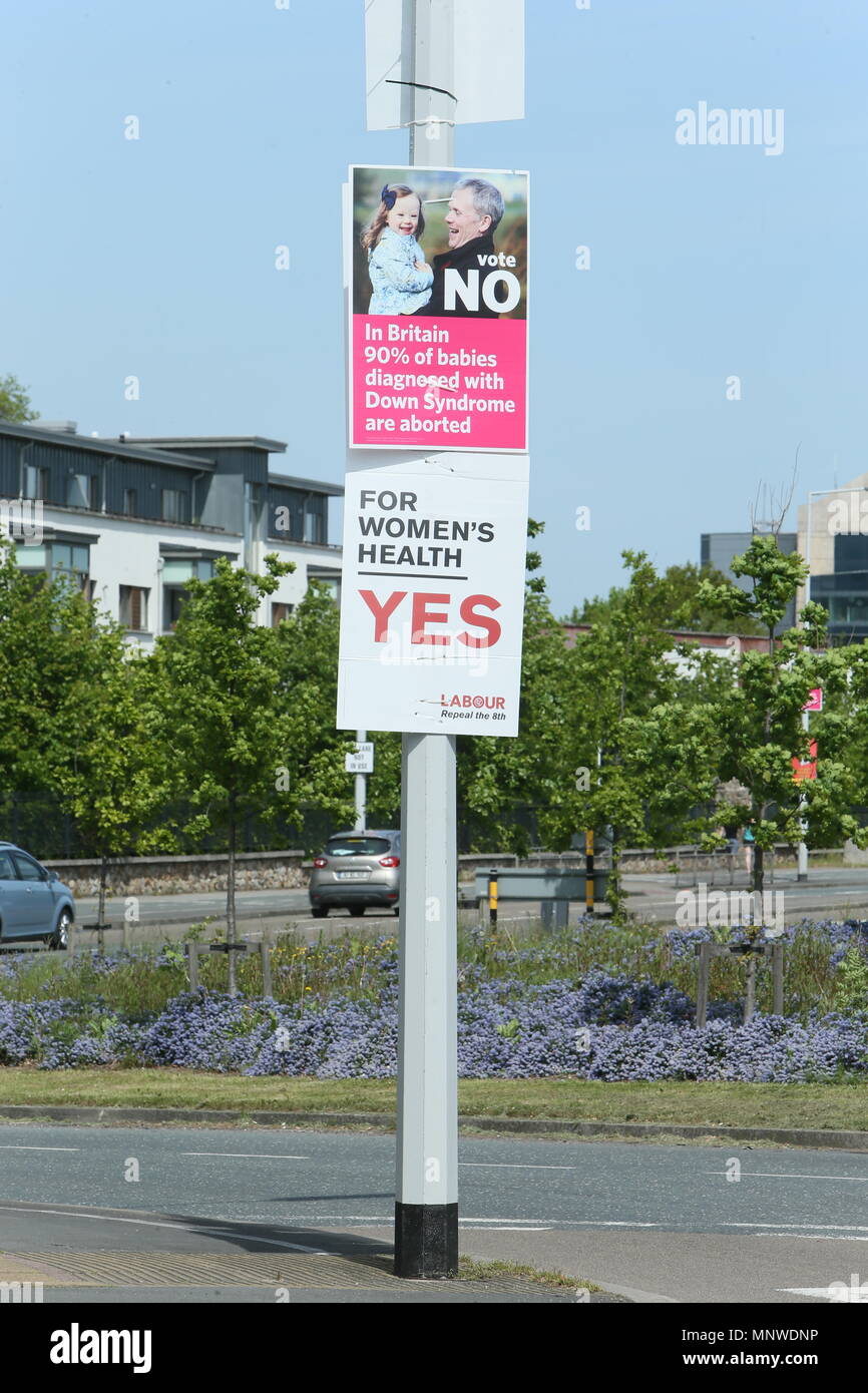 Image d'affiches de campagne sur une rue de Dublin au cours de l'accumulation à l'Irish 8e amendement référendum. Le référendum vise à établir s'il convient de maintenir le 8e amendement à la Constitution irlandaise qui dispose l'homme pour l'enfant à naître ou l'avoir abrogé dans le cadre d'un mouvement de libéralisation de la République d'Irlande, les lois sur l'avortement en cours. Banque D'Images