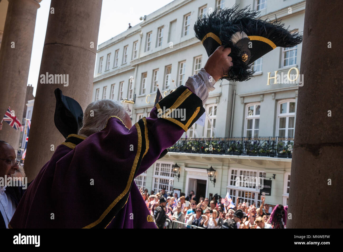 Windsor, Royaume-Uni. 19 mai, 2018. Chris Brown, crieur officiel du Royal Borough of Windsor and Maidenhead, proclame le mariage du prince Harry et Meghan Markle au Guildhall avant la procession du chariot. Credit : Mark Kerrison/Alamy Live News Banque D'Images