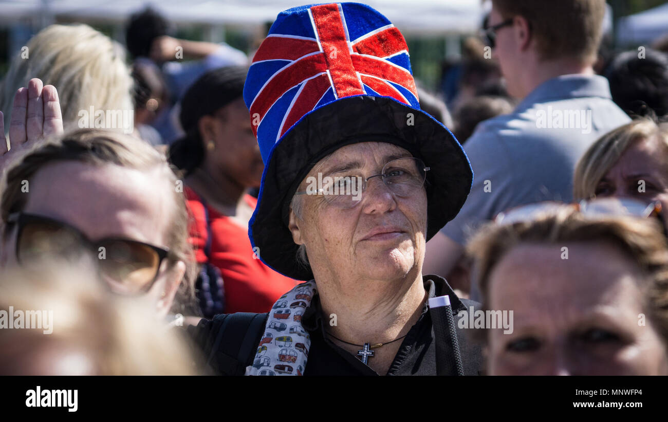 Windsor, Royaume-Uni. 19 mai 2018. Ventilateur Royal posent pour une photo lors de la cérémonie de mariage. Le prince Henry Charles Albert David de Galles épouse Mme Meghan Markle dans un service à la Chapelle St George dans l'enceinte du château de Windsor. Credit : SOPA/Alamy Images Limited Live News Banque D'Images