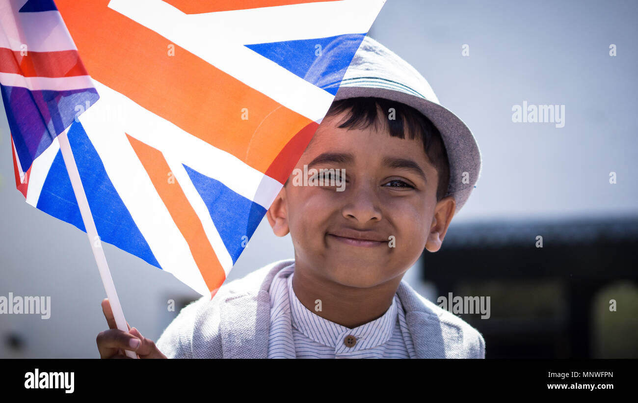 Windsor, Royaume-Uni. 19 mai 2018. Les vagues d'un enfant un pavillon britannique au cours de la cérémonie de mariage. Le prince Henry Charles Albert David de Galles épouse Mme Meghan Markle dans un service à la Chapelle St George dans l'enceinte du château de Windsor. Credit : SOPA/Alamy Images Limited Live News Banque D'Images