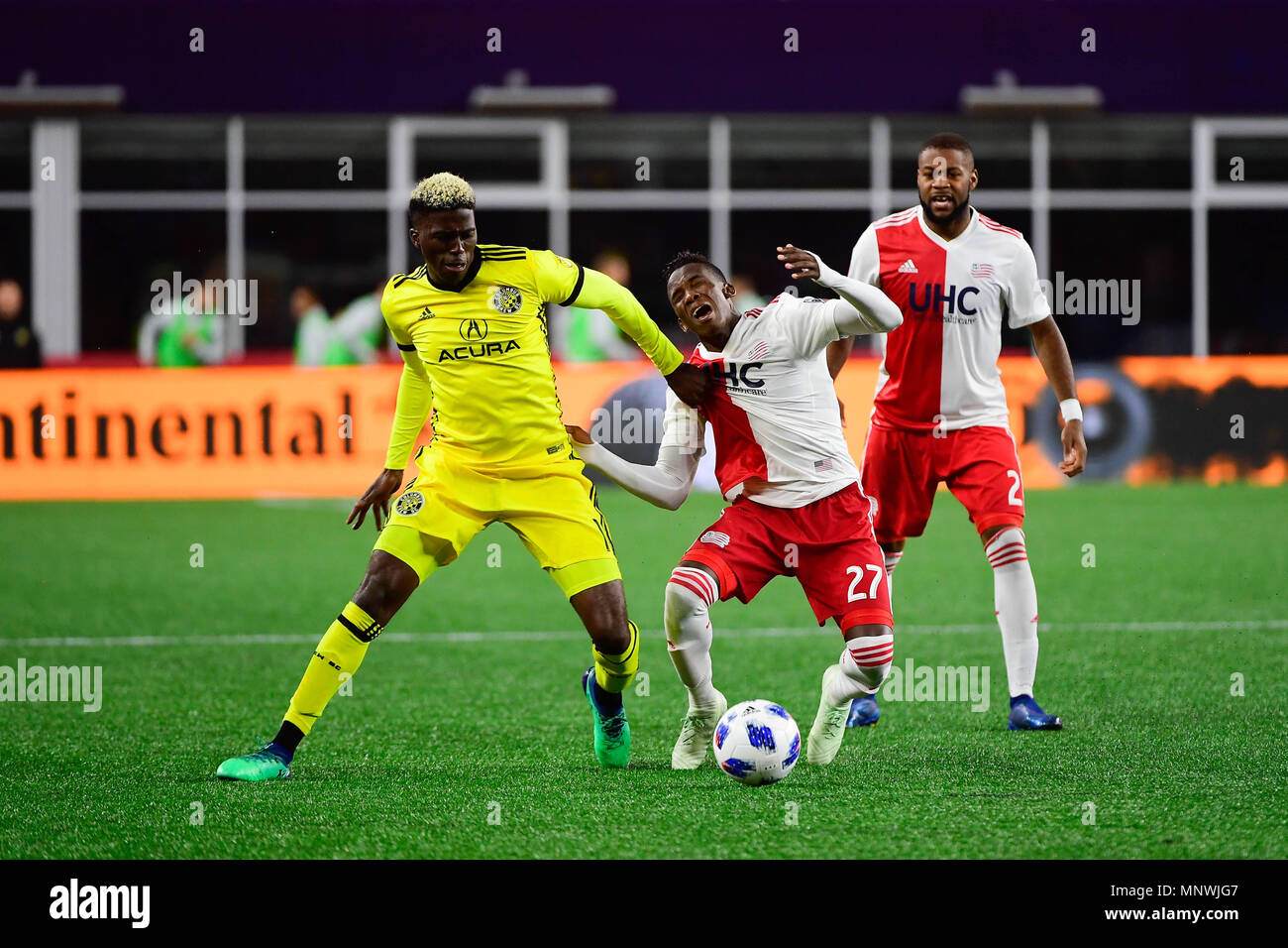 Foxborough dans le Massachusetts, aux États-Unis. 19 mai, 2018. New England Revolution terrain Luis Caicedo (27) réagit au contact avec l'Zerdes Gyasi Columbus Crew (11) au cours de la MLS match entre Columbus Crew et le New England Revolution tenue au Stade Gillette à Foxborough dans le Massachusetts. Columbus à l'encontre de la Nouvelle Angleterre 1-0. Eric Canha/CSM/Alamy Live News Banque D'Images