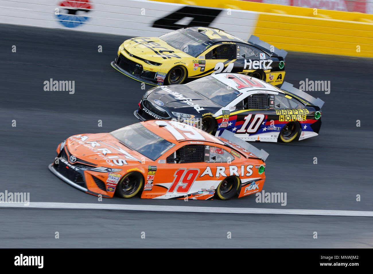 Concord, NC, USA. 19 mai, 2018. NASCAR Cup Series Monster Energy Aric Almirola pilote (10), Monster Energy NASCAR Cup Series Daniel Suarez (19), et NASCAR Monster Energy Cup Series driver William Byron (24) race trois loin de tourner quatre pendant la course de Monster Energy Ouvrir à Concord, NC. Jonathan Huff/CSM/Alamy Live News Banque D'Images