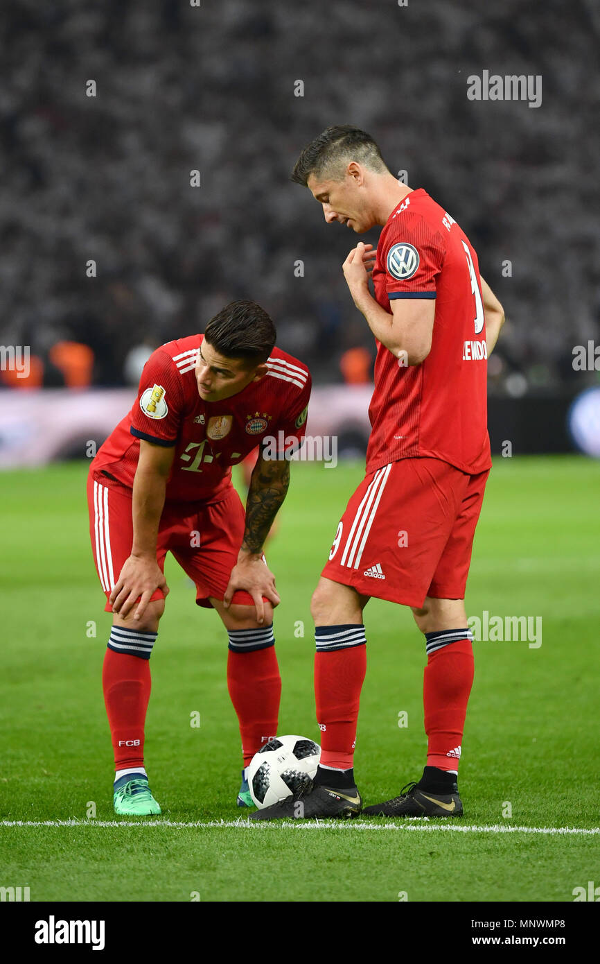 Berlin, Deutschland. 19 mai, 2018. v.li : James RODRIGUEZ (Bayern Munich), Robert LEWANDOWSKI (Bayern Munich), déçu, frustré, déçu, frustré, découragé, l'action. DFB Pokal Final, le FC Bayern Munich (M) - l'Eintracht Francfort (F) 1-3, au Stade Olympique de Berlin le 19.05.2018 | Conditions de crédit dans le monde entier : dpa/Alamy Live News Banque D'Images