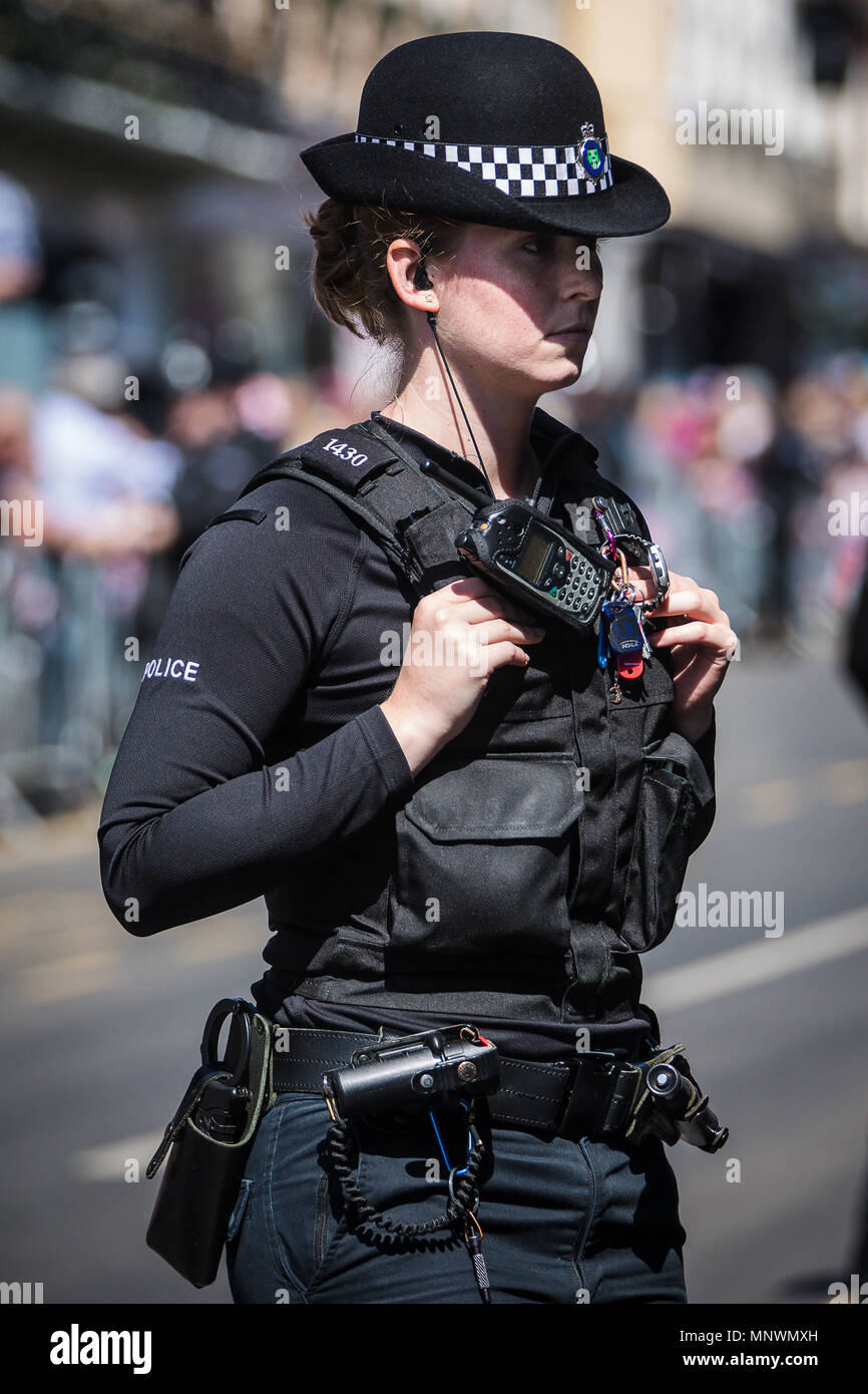 L'ordre le mariage du prince Harry à Meghan Markle a pris de nombreuses formes de la traditionnelle Bobby sur le beat et les officiers montés à l'armes à feu ont lourdement armés munis d'armes automatiques qui ont été très présent. Crédit : David Betteridge/Alamy Live News Banque D'Images