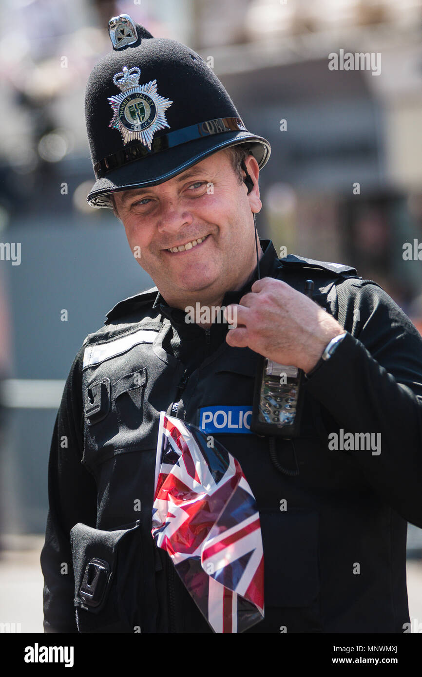 L'ordre le mariage du prince Harry à Meghan Markle a pris de nombreuses formes de la traditionnelle Bobby sur le beat et les officiers montés à l'armes à feu ont lourdement armés munis d'armes automatiques qui ont été très présent. Crédit : David Betteridge/Alamy Live News Banque D'Images