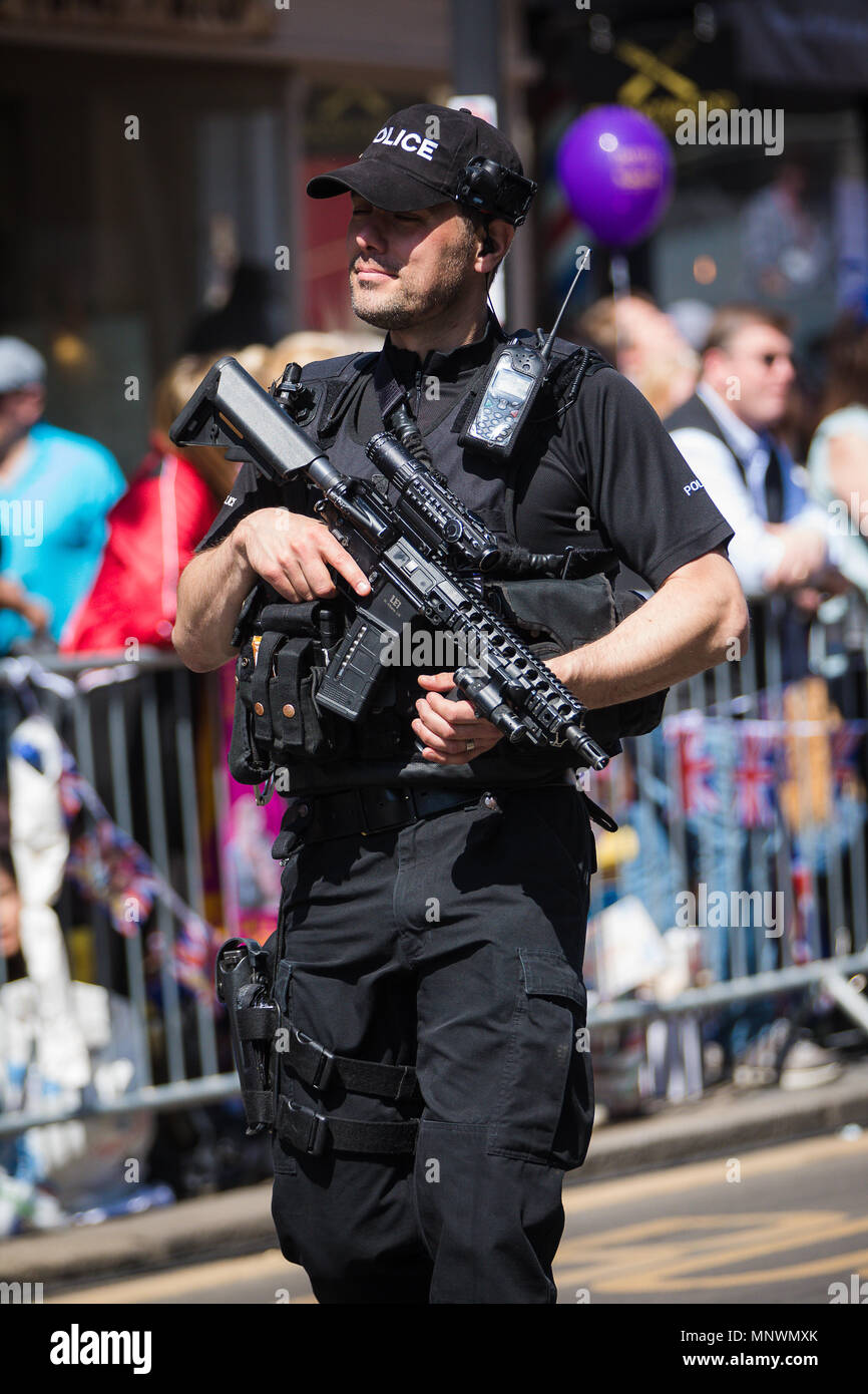 L'ordre le mariage du prince Harry à Meghan Markle a pris de nombreuses formes de la traditionnelle Bobby sur le beat et les officiers montés à l'armes à feu ont lourdement armés munis d'armes automatiques qui ont été très présent. Crédit : David Betteridge/Alamy Live News Banque D'Images