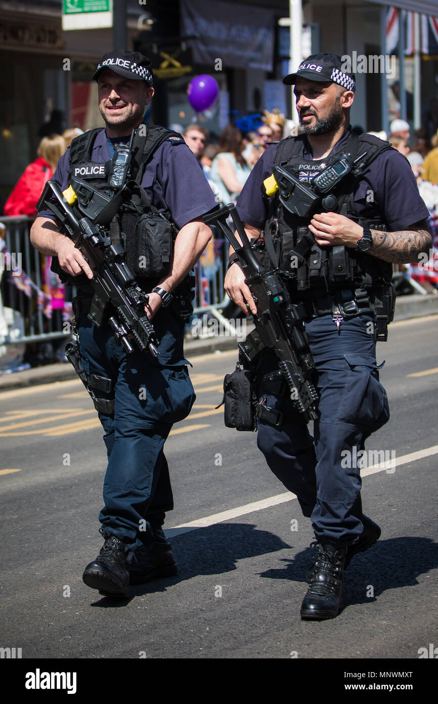 L'ordre le mariage du prince Harry à Meghan Markle a pris de nombreuses formes de la traditionnelle Bobby sur le beat et les officiers montés à l'armes à feu ont lourdement armés munis d'armes automatiques qui ont été très présent. Crédit : David Betteridge/Alamy Live News Banque D'Images