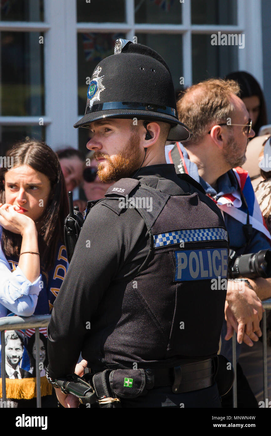 L'ordre le mariage du prince Harry à Meghan Markle a pris de nombreuses formes de la traditionnelle Bobby sur le beat et les officiers montés à l'armes à feu ont lourdement armés munis d'armes automatiques qui ont été très présent. Le policier même ressemblait à l'époux, le prince Harry se ressemblent : David Betteridge/Alamy Live News Banque D'Images