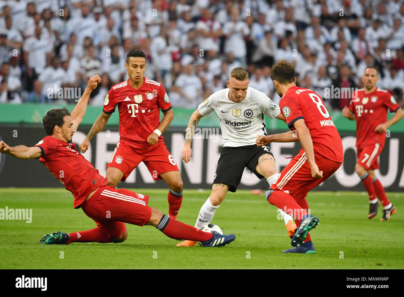 V.li:Niklas SUELE (FC Bayern Munich), Thiago ALCANTARA (FCB), Marius WOLF (Eintracht Francfort), Javi (Javier) MARTINEZ (FC Bayern Munich), l'action, les duels. DFB Pokal Final, le FC Bayern Munich (M) - l'Eintracht Francfort (F) 1-3, au Stade Olympique de Berlin sur l'utilisation dans le monde entier 19.05.2018 | Banque D'Images