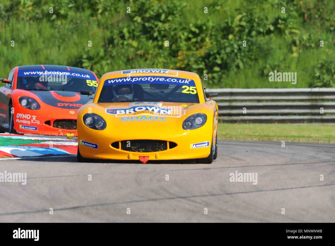 Connor Grady (CORSAIRE), suivi de près par Matt Rainbow (Xentek Motorsport) course à Thruxton Circuit de Course lors de la classification pour le sport automobile Protire Ginetta GT5 Challenge, Andover, Hampshire, Royaume-Uni. Avec la plus grande vitesse moyenne de n'importe quelle piste visitée par le BTCC, Thruxton's 2.4 km circuit fournit certaines des plus grands frissons et les déversements dans le sport automobile et a acquis la réputation d'être un véritable suivi du conducteur. En 1993, Damon Hill a conduit une voiture de Formule 1 Williams autour du circuit à la vitesse moyenne de 147km/h et les pilotes peuvent atteindre 186mph. Banque D'Images