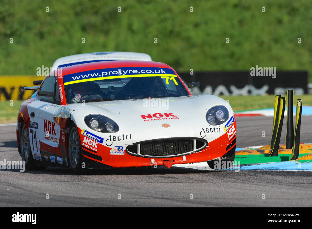 Charlie Martin (Richardson) course à Thruxton Circuit de Course lors de la classification pour le sport automobile Protire Ginetta GT5 Challenge, Andover, Hampshire, Royaume-Uni. Avec la plus grande vitesse moyenne de n'importe quelle piste visitée par le BTCC, Thruxton's 2.4 km circuit fournit certaines des plus grands frissons et les déversements dans le sport automobile et a acquis la réputation d'être un véritable suivi du conducteur. En 1993, Damon Hill a conduit une voiture de Formule 1 Williams autour du circuit à la vitesse moyenne de 147km/h et les pilotes peuvent atteindre 186mph. Banque D'Images