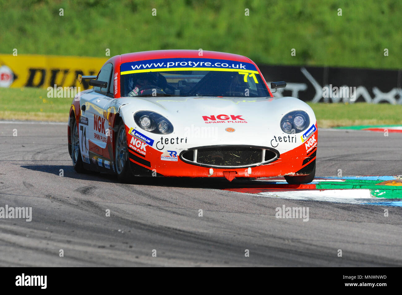 Charlie Martin (Richardson) course à Thruxton Circuit de Course lors de la classification pour le sport automobile Protire Ginetta GT5 Challenge, Andover, Hampshire, Royaume-Uni. Avec la plus grande vitesse moyenne de n'importe quelle piste visitée par le BTCC, Thruxton's 2.4 km circuit fournit certaines des plus grands frissons et les déversements dans le sport automobile et a acquis la réputation d'être un véritable suivi du conducteur. En 1993, Damon Hill a conduit une voiture de Formule 1 Williams autour du circuit à la vitesse moyenne de 147km/h et les pilotes peuvent atteindre 186mph. Banque D'Images