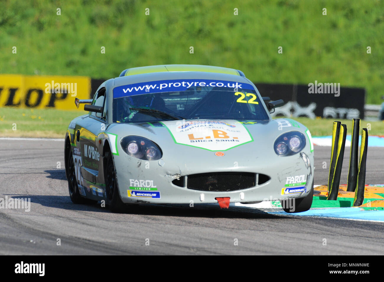 Connor O'Brien (Optimum Racing Motorsport) à Thruxton Circuit de Course lors de la classification pour le sport automobile Protire Ginetta GT5 Challenge, Andover, Hampshire, Royaume-Uni. Avec la plus grande vitesse moyenne de n'importe quelle piste visitée par le BTCC, Thruxton's 2.4 km circuit fournit certaines des plus grands frissons et les déversements dans le sport automobile et a acquis la réputation d'être un véritable suivi du conducteur. En 1993, Damon Hill a conduit une voiture de Formule 1 Williams autour du circuit à la vitesse moyenne de 147km/h et les pilotes peuvent atteindre 186mph. Banque D'Images