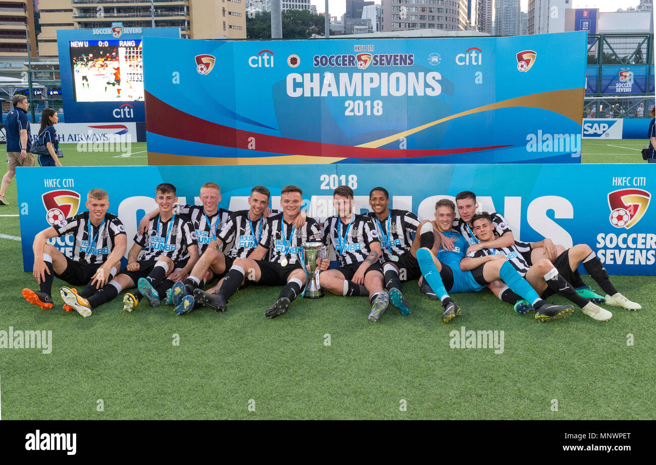 Hong Kong, Hong Kong, Chine. 20 mai, 2018. Soccer HKFC Sevens 2018 Citi Hong Kong.Newcastle United gagne la finale de Coupe 2018 avec une victoire de 1-0 sur les Rangers de Glasgow. Newcastle United Capitaine, Owen Bailey détient la coupe. Credit : Jayne Russell/ZUMA/Alamy Fil Live News Banque D'Images