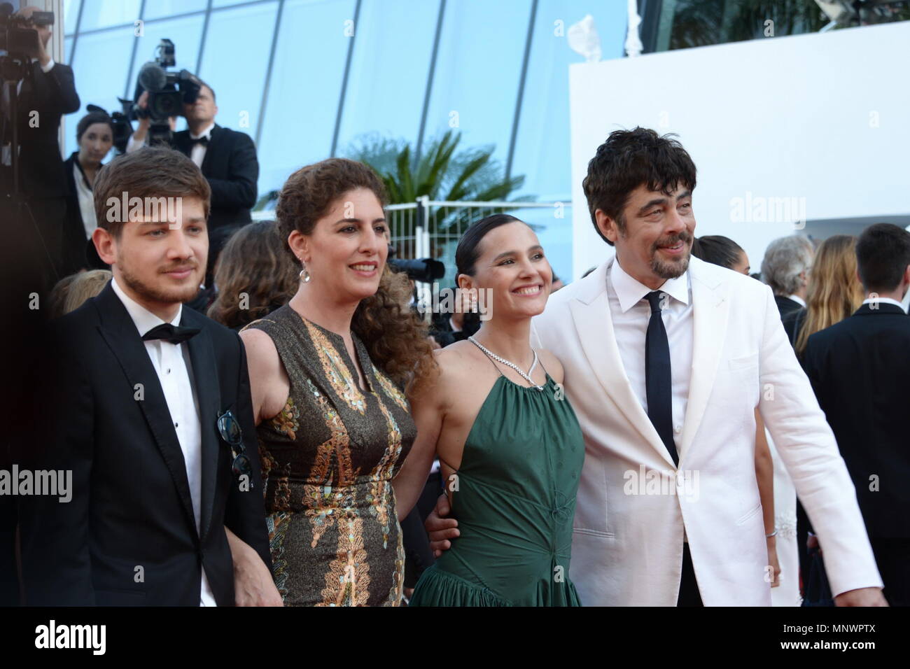 Cannes, France. 19 mai, 2018. CANNES, FRANCE - 19 MAI : (L-R) Les membres du jury Un Certain Regard Kantemir Balagov, Annemarie Jacir Un Certain Regard, président Benicio Del Toroo avec Virginie Ledoyen, membre du jury assiste à la cérémonie de clôture et la projection de "l'homme qui a tué Don Quichotte' au cours de la 71e assemblée annuelle du Festival du Film de Cannes au Palais des Festivals le 19 mai 2018 à Cannes, France. Credit : Frederick Injimbert/ZUMA/Alamy Fil Live News Banque D'Images