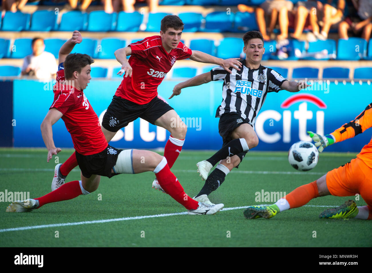 Hong Kong, Hong Kong, Chine. 20 mai, 2018. Soccer HKFC Sevens 2018 Citi Hong Kong.Newcastle United gagne la finale de Coupe 2018 avec une victoire de 1-0 sur les Rangers de Glasgow. Le Newcastle United Victor Fernandez (2e R) tente pour un but passé Rangers Jack Thomson (L) et Cameron Palmer (2L) et le gardien Aidan Mc Adams Crédit : Jayne Russell/ZUMA/Alamy Fil Live News Banque D'Images