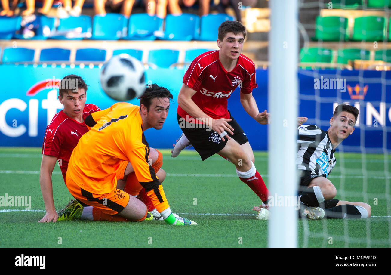 Hong Kong, Hong Kong, Chine. 20 mai, 2018. Soccer HKFC Sevens 2018 Citi Hong Kong.Newcastle United gagne la finale de Coupe 2018 avec une victoire de 1-0 sur les Rangers de Glasgow. Le Newcastle United Victor Fernandez (R) tente pour un but passé Rangers Jack Thomson (L) et Cameron Palmer (2e R) et le gardien Aidan Mc Adams Crédit : Jayne Russell/ZUMA/Alamy Fil Live News Banque D'Images