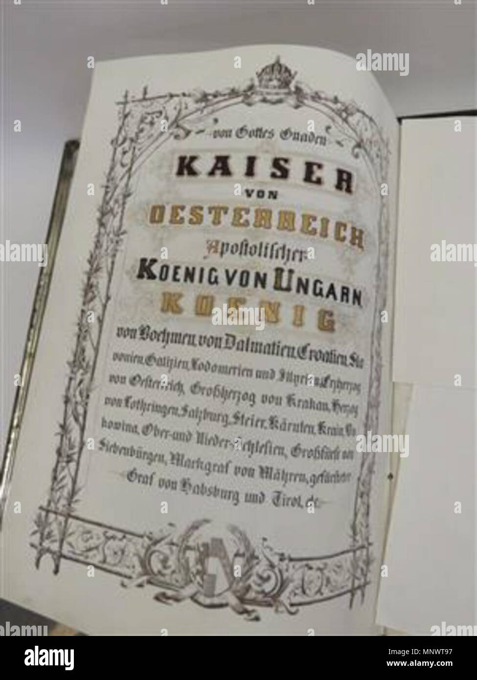 . Deutsch : Ritterstandsdiplom von Franz Joseph I. (Kaiser von Österreich, 1830-1916) für Carl von Czadek (geb. 1831 Krchleb, Böhmen), der sich um die Konstruktion, Erzeugung und Beschaffung des Artillerie-Materials « M.1875' verdient gemacht. Dans Ausgestellt Wien am 4. Septembre 1878, eigenhändige Unterschrift des kaisers und des Fürsten Ministerpräsidenten Adolph von Auersperg. 4 Blatt Pergament, farbige von Wappenmalerei goldgehöhte teils Carl Boess, ornamentalheraldischem lithografischem Schrift und Druck. Lilafarbener Samteinband goldgeprägtem Doppeladler, mit ca. 39 x 29 cm, anhängend Banque D'Images