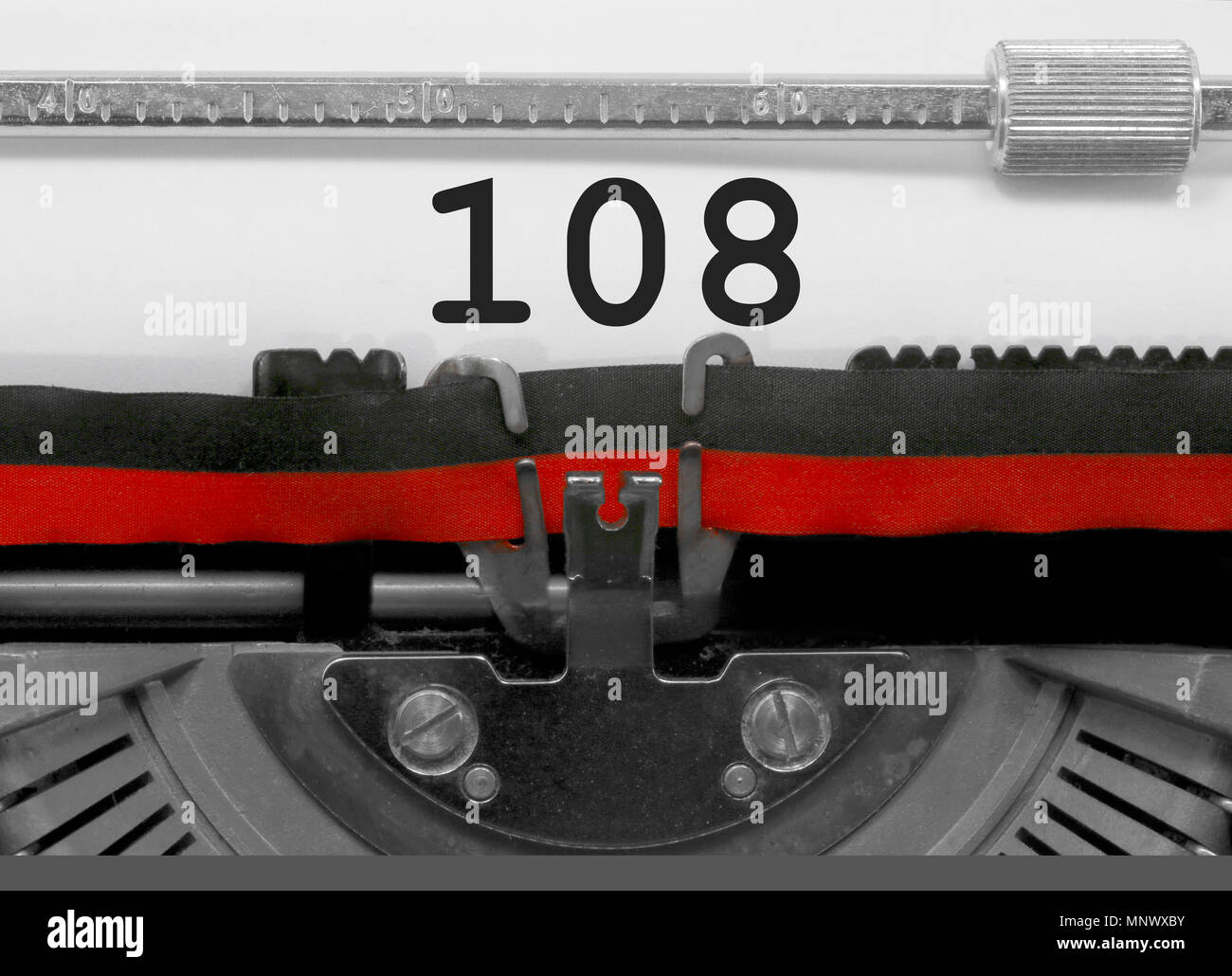 108 Numéro texte écrit par une vieille machine à écrire sur feuille blanche Banque D'Images