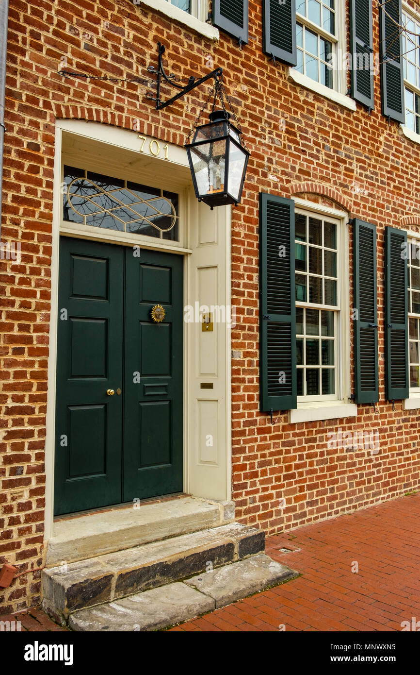 Porte avant sur Virginia House, 701 Caroline Street, Fredericksburg, Virginia Banque D'Images