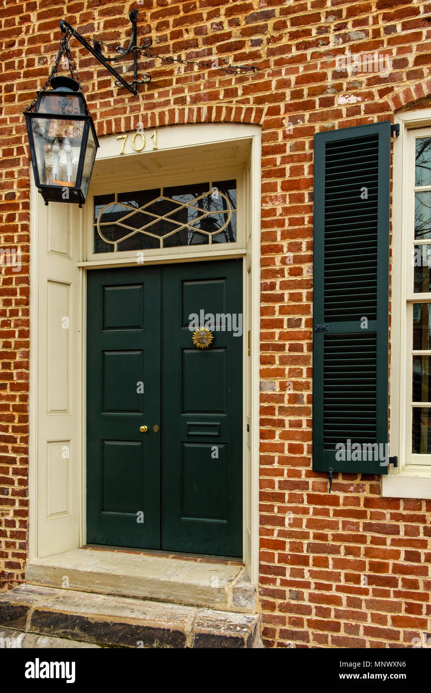 Porte avant sur Virginia House, 701 Caroline Street, Fredericksburg, Virginia Banque D'Images