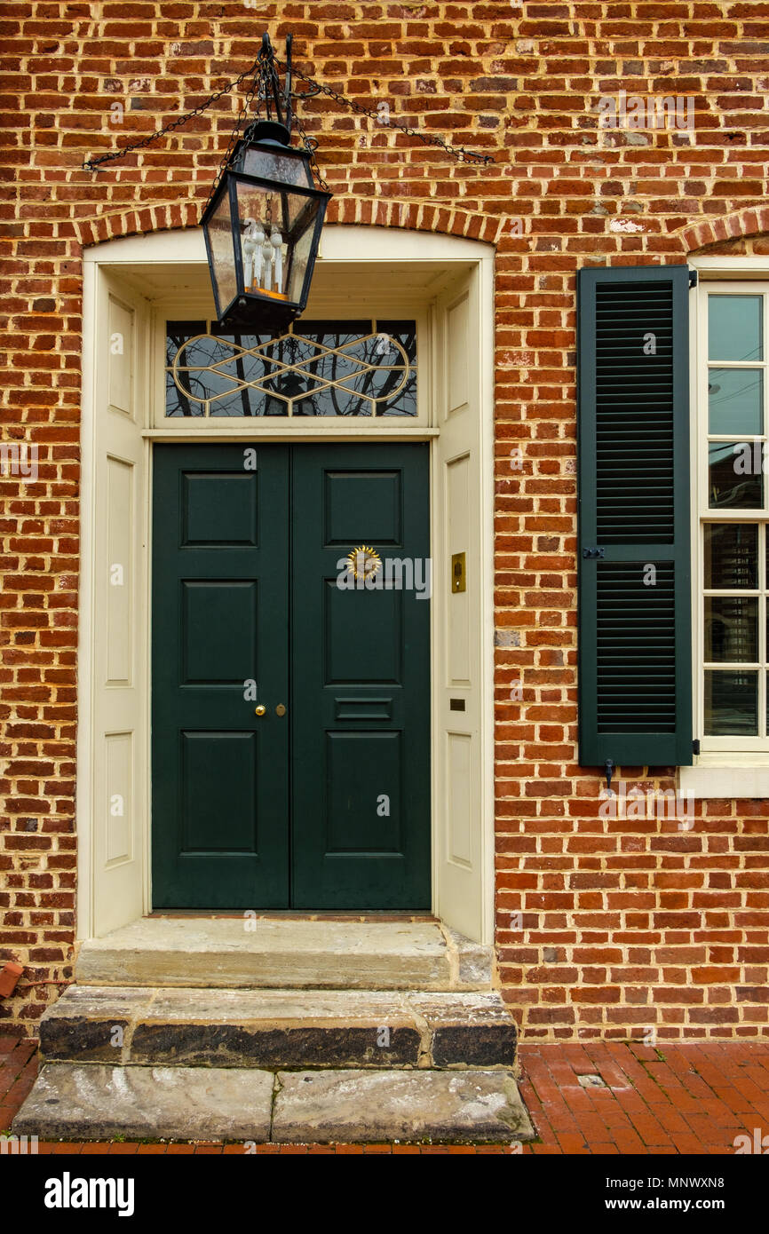 Porte avant sur Virginia House, 701 Caroline Street, Fredericksburg, Virginia Banque D'Images
