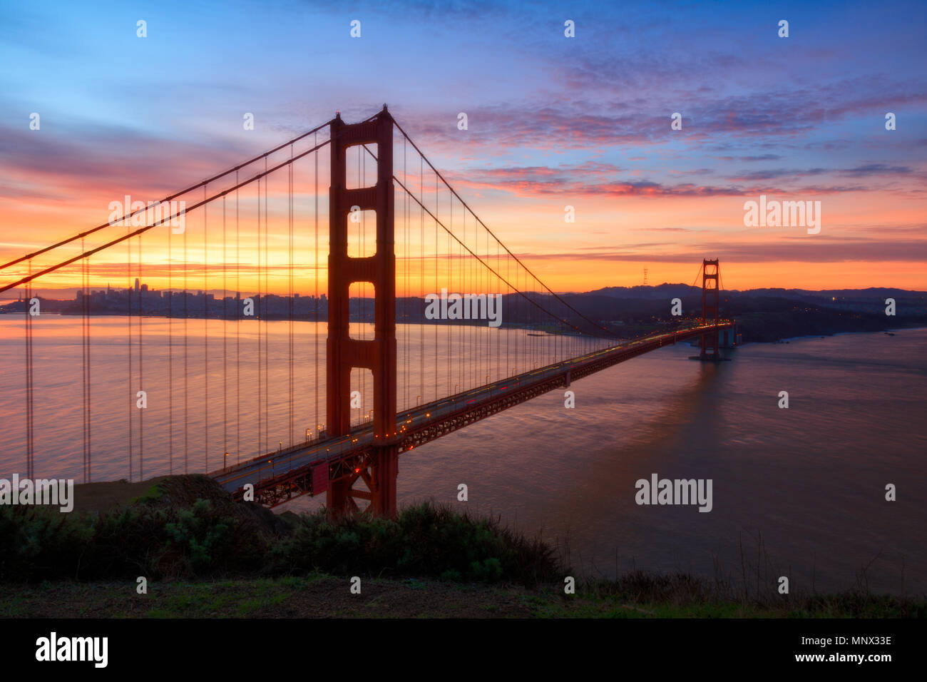L'emblématique pont du Golden Gate au cours d'un beau lever de soleil. Banque D'Images