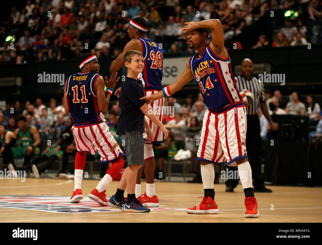 Un spectateur s'implique pendant l'Original HARLEM GLOBETROTTERS Tour à l'arène de l'ESS, Londres. Banque D'Images