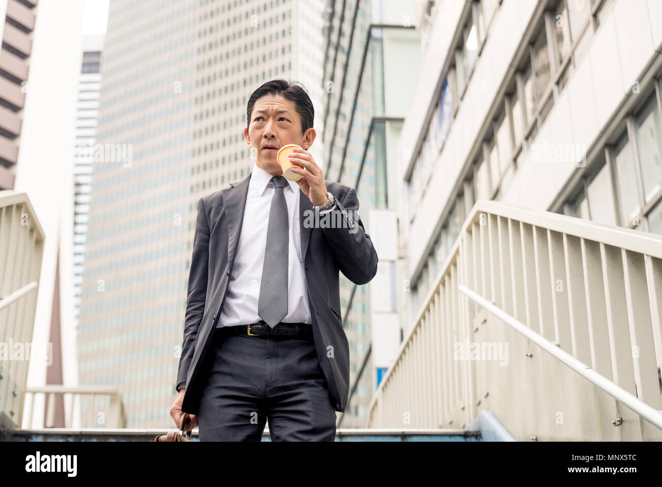 Homme d'affaires japonais - La marche à l'extérieur avec un élégant costume  Homme asiatique Photo Stock - Alamy