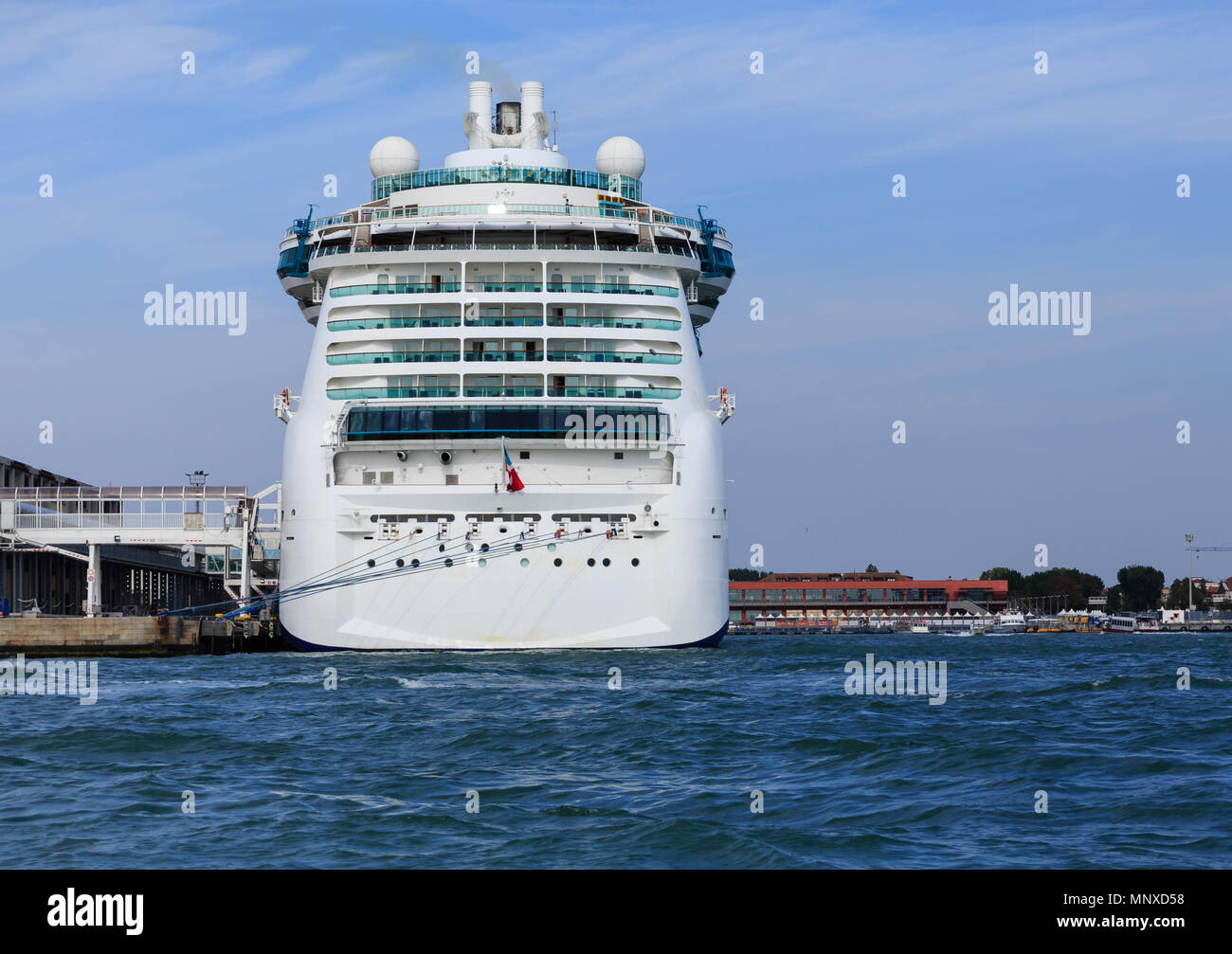 Navire de croisière de luxe dans le port de Venise Banque D'Images